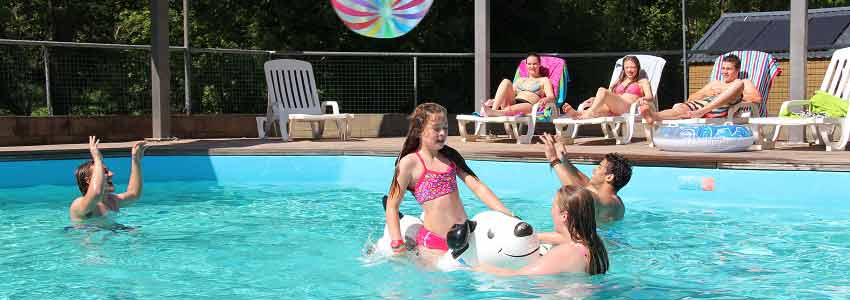 Bij het zwembad op camping Polleur vindt u ligbedden om heerlijk te ontspannen tijdens uw vakantie