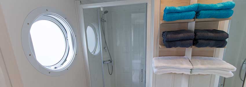 Badkamer met ruime douche en wastafel in chalet-6